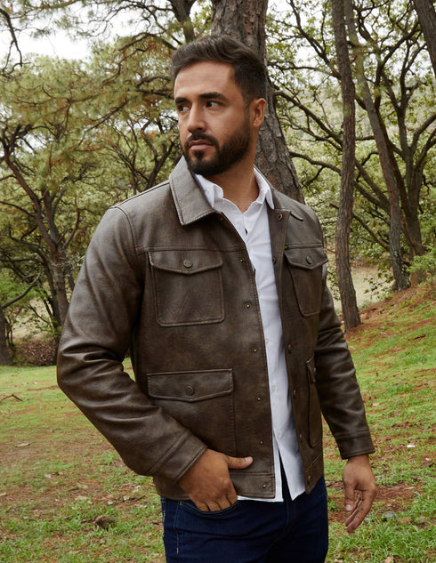 Chamarra Wrangler estilo trucker para Hombre en Piel Sintética Café Oscuro.